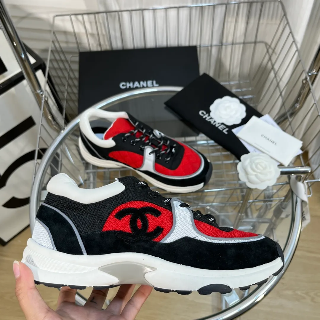 👟👟Ex-factory price 560👟👟 Chanel Chanel - 2022 counter top casual sports shoes This classic design; the upper is electro-embroidered with a variety of techniques; the outsole is fashionable and sporty; it is unusual to incorporate a variety of color matching elements... The diversified mix and match is very good-looking and versatile, casual, fashionable, sports and outdoor can be taken into account... ꫛꫀꪝ Go➫ Material: ❶Upper is made of: Original imported high mercerized smooth cow suede + electric embroidery technology + imported breathable mesh ❷Inner use: original imported breathable mesh ❸Outsole based on: original TPU combination outsole Counter boutique packaging complete set for women 35–42 men 38–46